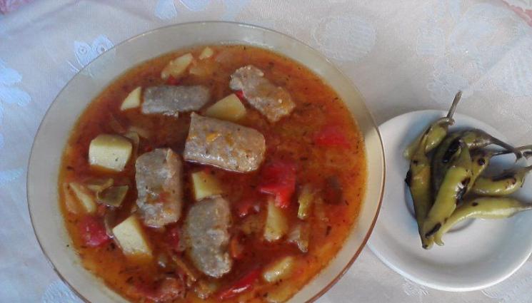 кулинар - Вашите рецепти: Яхния с кюфтета или кебапчета и с неповторим вкус