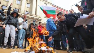 Протестиращи изгориха сметки за ток парно хранителни продукти и др
