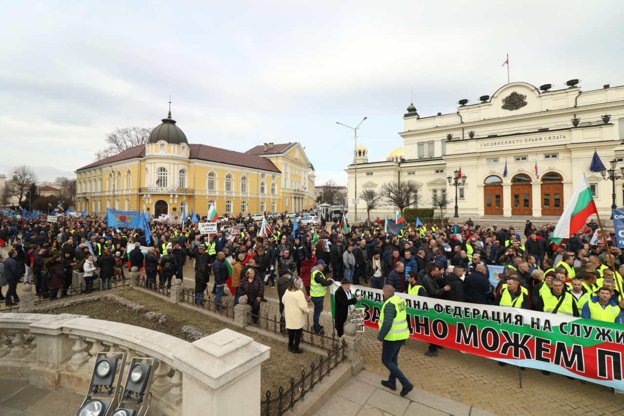 Хиляди полицаи, пожарникари и надзиратели в затворите излязоха на протест днес в София, недоволни от липсата на увеличение на заплатите в МВР.