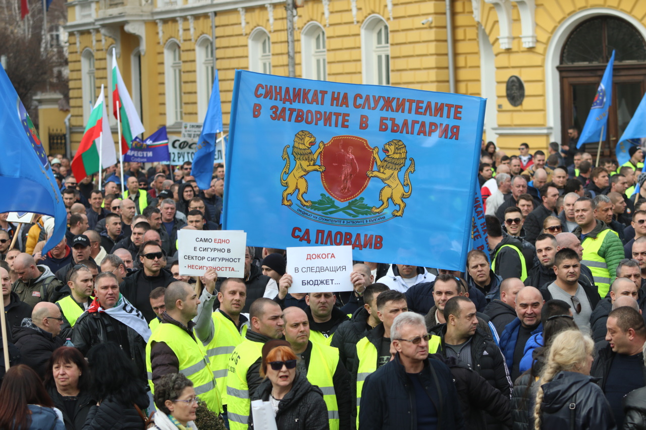 Хиляди полицаи, пожарникари и надзиратели в затворите излязоха на протест днес в София, недоволни от липсата на увеличение на заплатите в МВР.