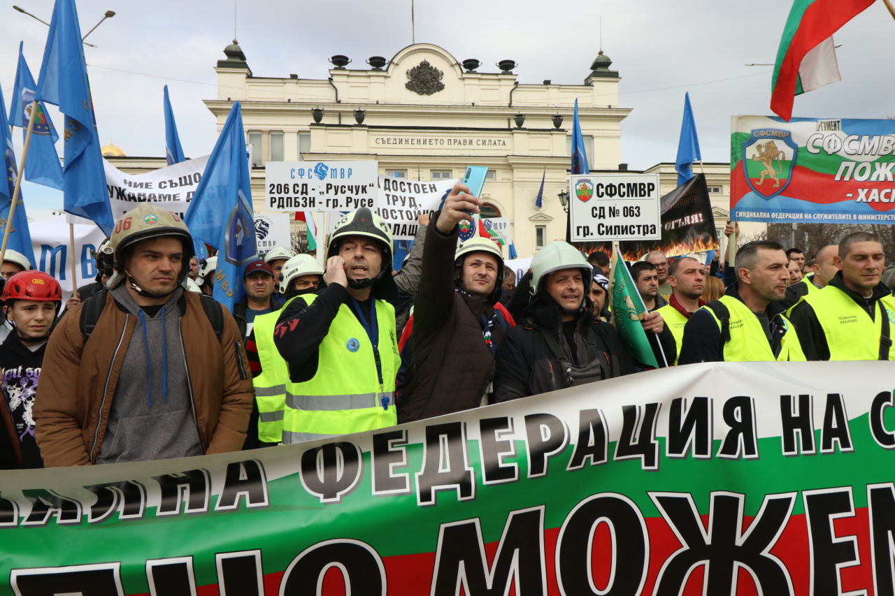 Хиляди полицаи, пожарникари и надзиратели в затворите излязоха на протест днес в София, недоволни от липсата на увеличение на заплатите в МВР.