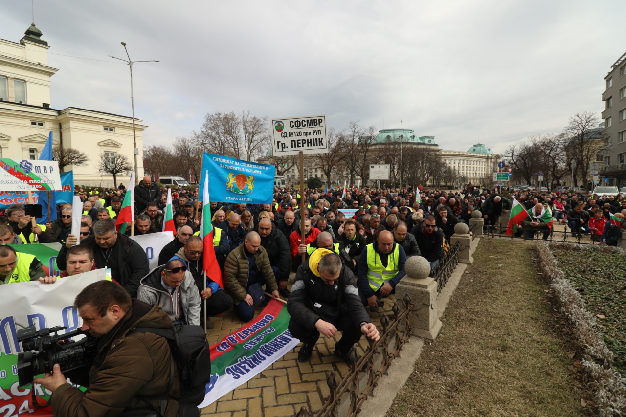 Хиляди полицаи, пожарникари и надзиратели в затворите излязоха на протест днес в София, недоволни от липсата на увеличение на заплатите в МВР.