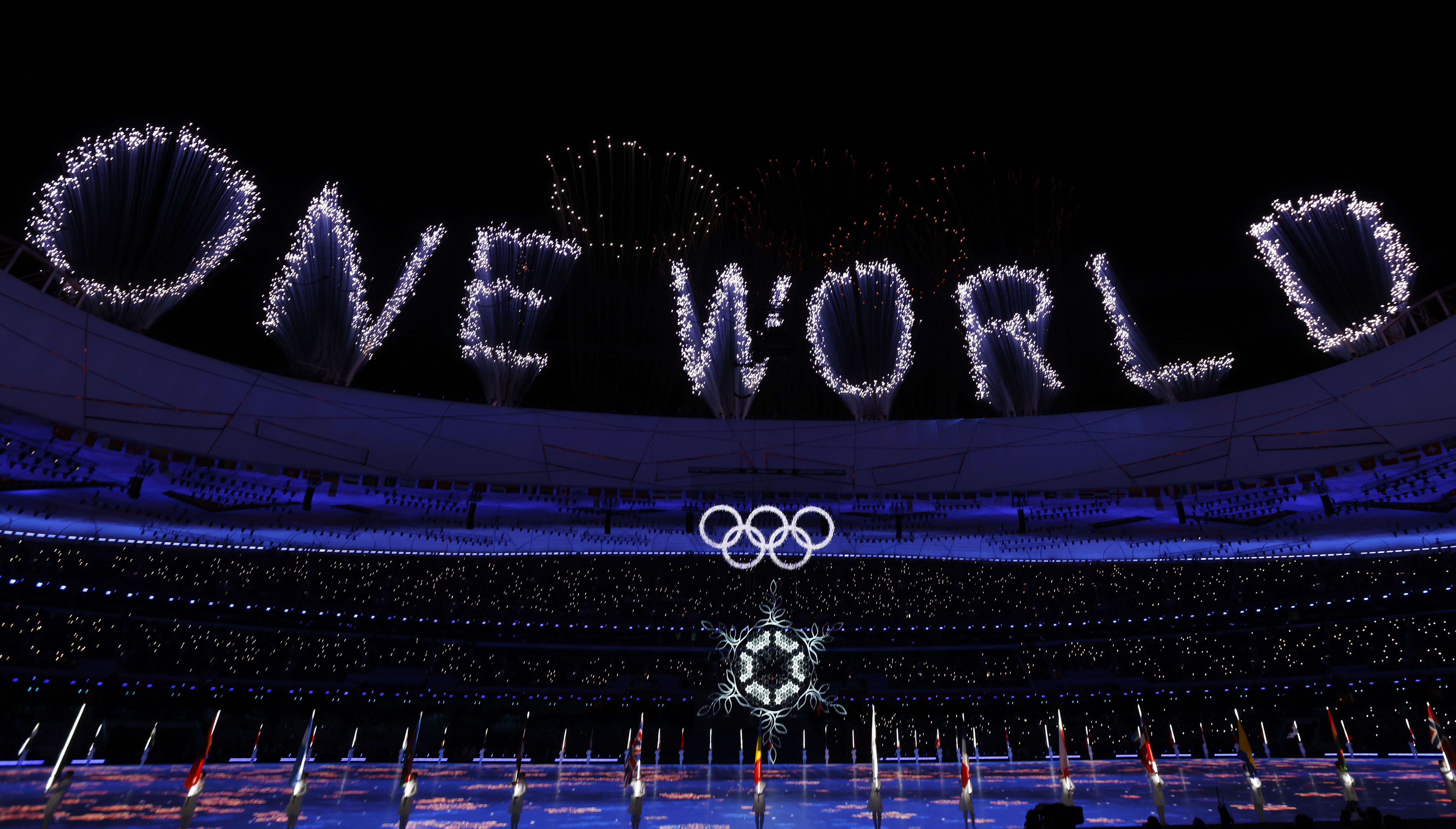 <p>Зимните олимпийски игри в Пекин бяха закрити със семпла, но красива церемония в китайската столица. Томас Бах официално закри зимната олимпиада в Пекин, след което беше загасен олимпийският огън. Снежинката, която съдържаше имената на всички държави участнички, се снижи и отстъпи място на петте олимпийски кръга, а огънят изгасна</p>