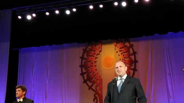 Румен Радев връчи почетен плакет на ансамбъл „Филип Кутев“ (СНИМКИ)