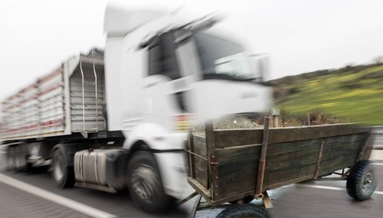 тир катастрофа каруца - МЕЛЕ: Тир помля каруца, има жертва и ранен (СНИМКИ)