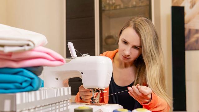 Млади хора сами шият дрехите си в подкрепа на устойчивата мода