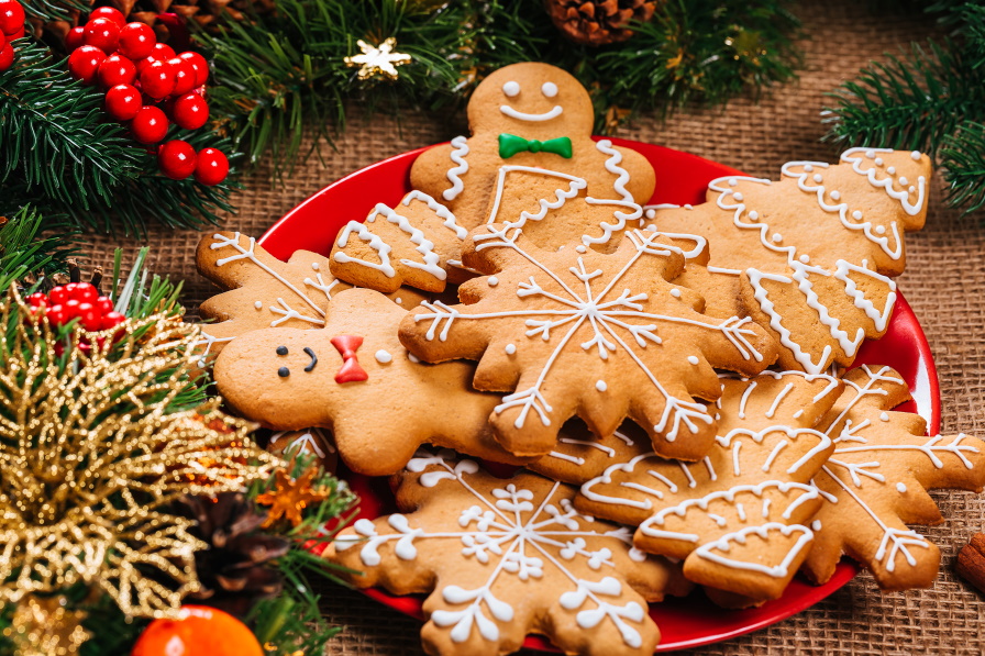 <p><strong>1. Във Великобритания е забранено да се ядат курабийки на Коледа</strong><br />
През 1644 г. Оливър Кромуел забранява празнуването на Коледа, защото го смята за неморално. Много атрибути на празника са обявени за незаконни, включително сладките и курабийките. Забраната обаче важи само за коледния ден. Любопитно е, че през годините не е имало указ за отмяна на закона на Кромуел, така че всеки великобританец, който яде курабийки на коледа, технически извършва престъпление.</p>
