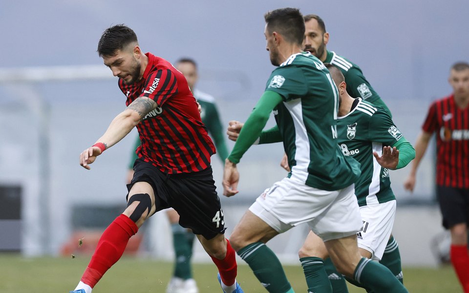 Пирин Благоевград и Локомтоив София играят при 2:0 в последен