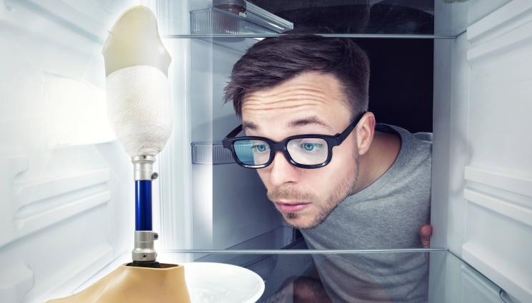 гладен студент - Гладен студент не се сдържа, дояде обяда на съседа си и остана без двата си крака. Оказа се, че не се е ваксинирал навреме