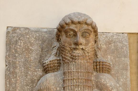  Гилгамеш държи лъв, сякаш е гигант, 2600 г. преди новата ера