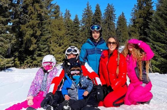  Семейството бе във екстаз от пистите. 