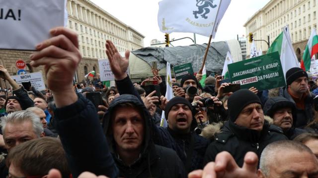 В СНИМКИ: Протест срещу COVID мерките под прозорците на властта