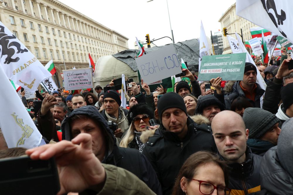 Недоволство под прозорците на властта