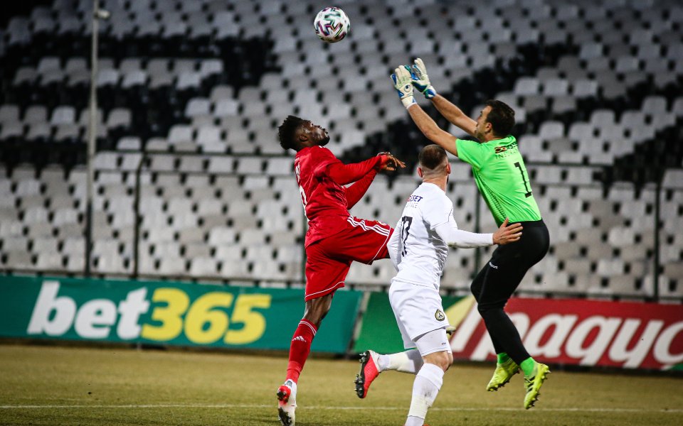 Вратарят на Славия Георги Петков, който пострада в тежък инцидент
