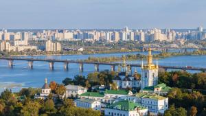 Властите в Киев са призовали гражданите незабавно да намерят укрития