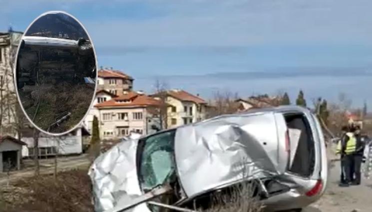 катастрофа враца - ЗРЕЛИЩНА КАСКАДА: 19-годишна помете автобусна спирка, обърна се на тротоар (ВИДЕО)