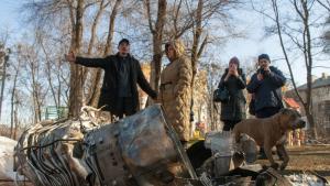 Снаряд е паднал върху жилищна сграда в украинския град Чугуев