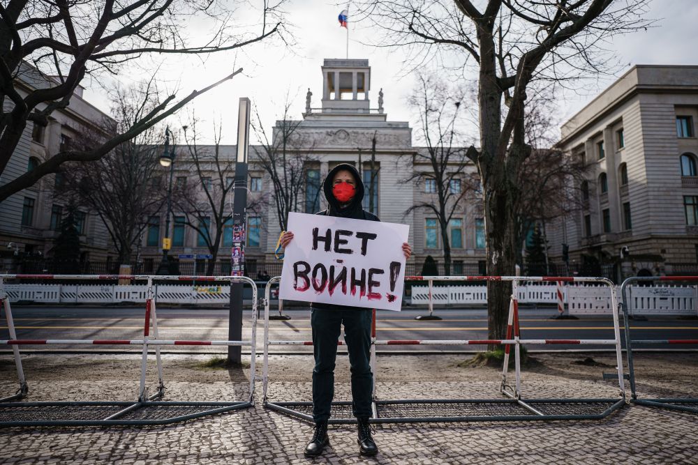 Фоторепортери уловиха и един демонстрант с плакат в ръцете: „Не на войната“