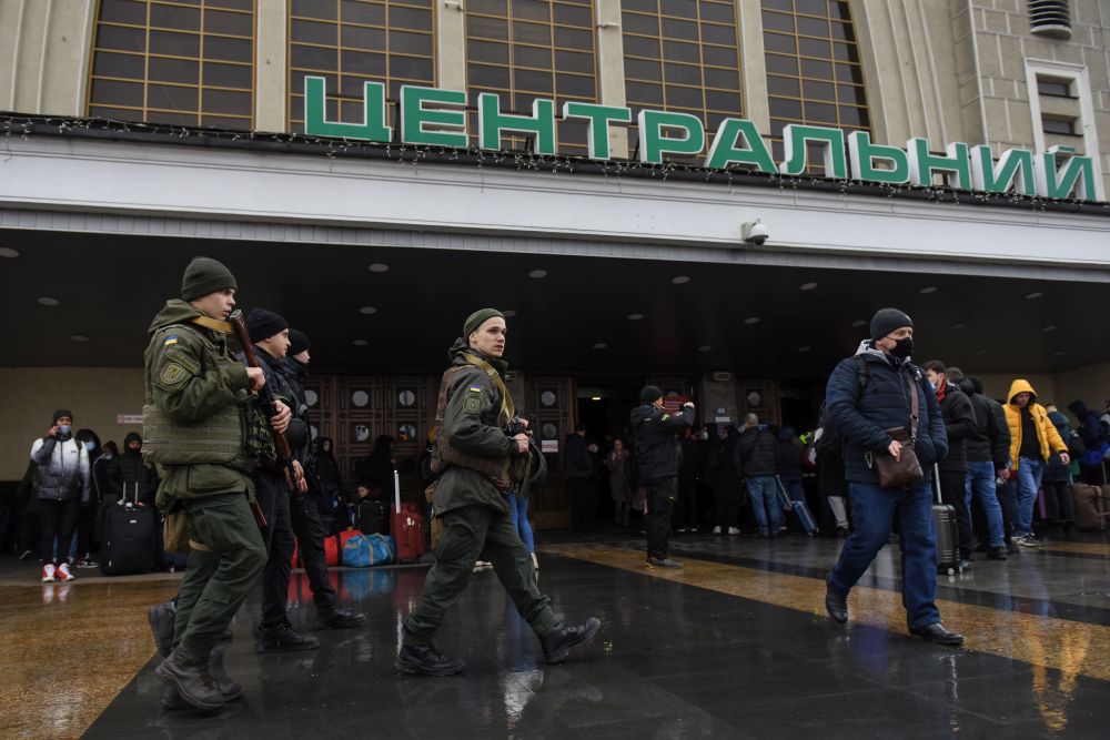 Много хора тръгнаха към централната жп гара в Киев, за да търсят спокойствие