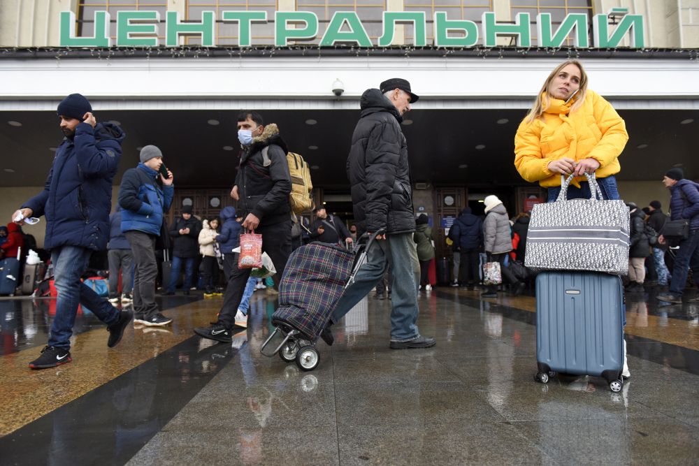 Много хора тръгнаха към централната жп гара в Киев, за да търсят спокойствие