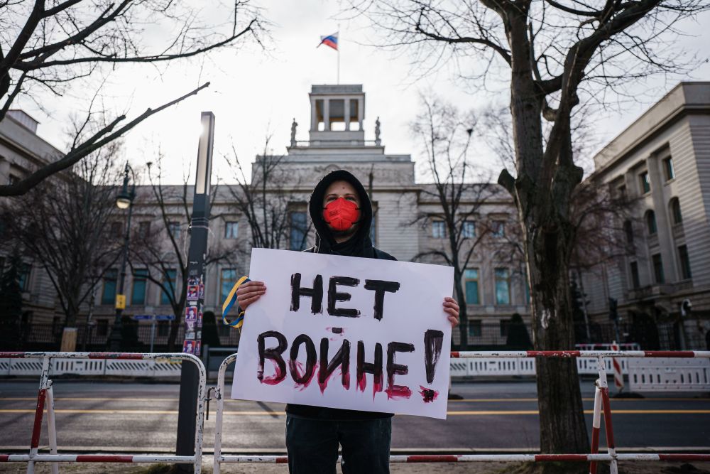 Фоторепортери уловиха и един демонстрант с плакат в ръцете: „Не на войната“