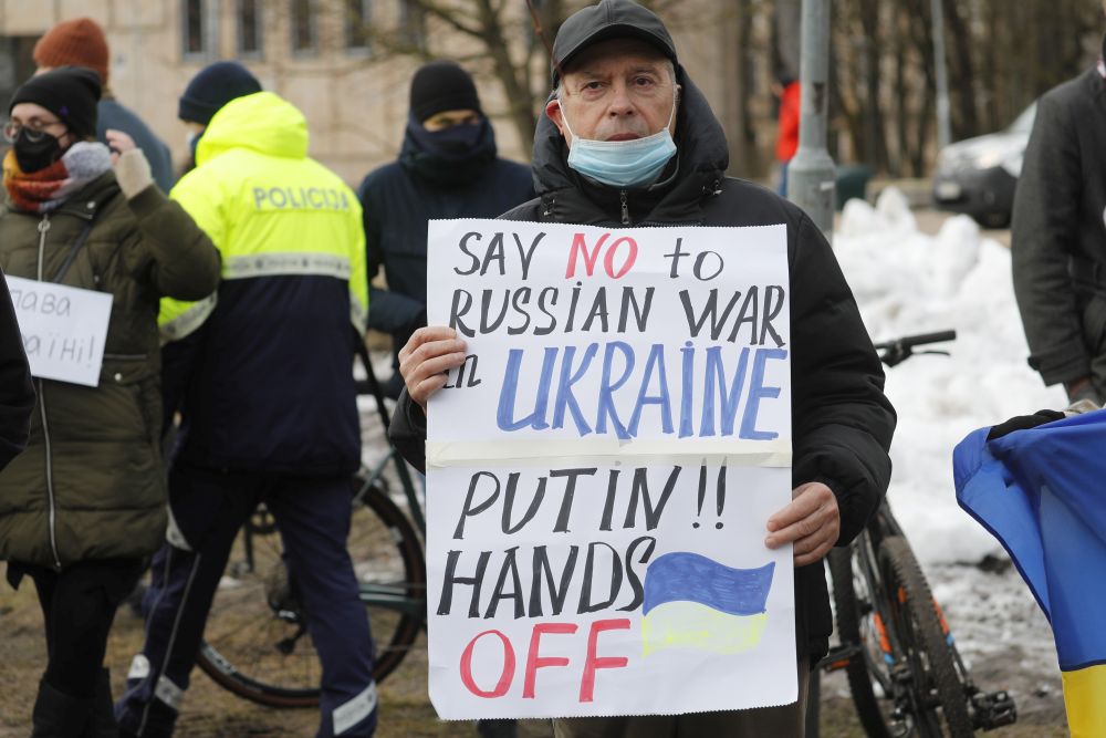 Не малко хора протестират срещу военната операция на Русия в Украйна, пред руското посолство в Рига, Латвия