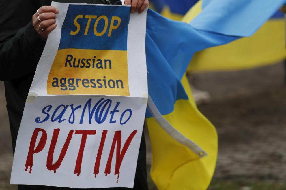 Не малко хора протестират срещу военната операция на Русия в Украйна, пред руското посолство в Рига, Латвия