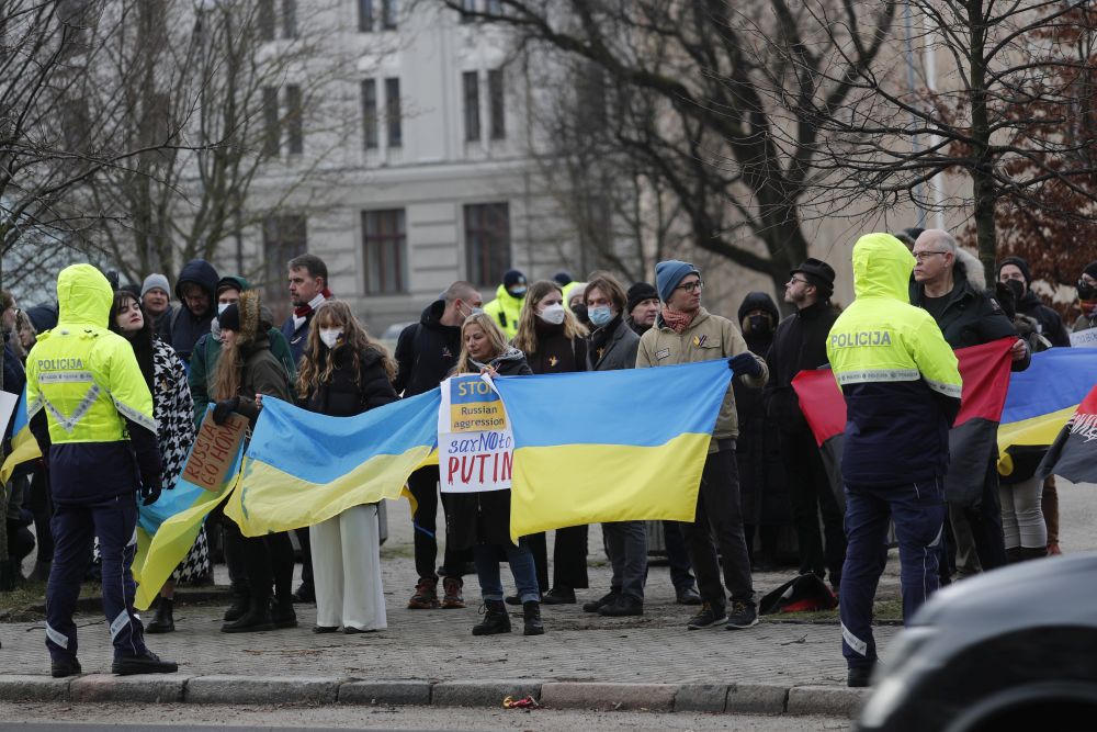 Не малко хора протестират срещу военната операция на Русия в Украйна, пред руското посолство в Рига, Латвия