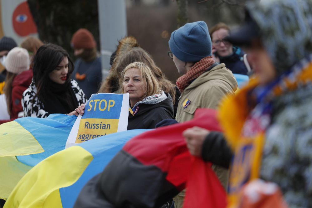 Не малко хора протестират срещу военната операция на Русия в Украйна, пред руското посолство в Рига, Латвия