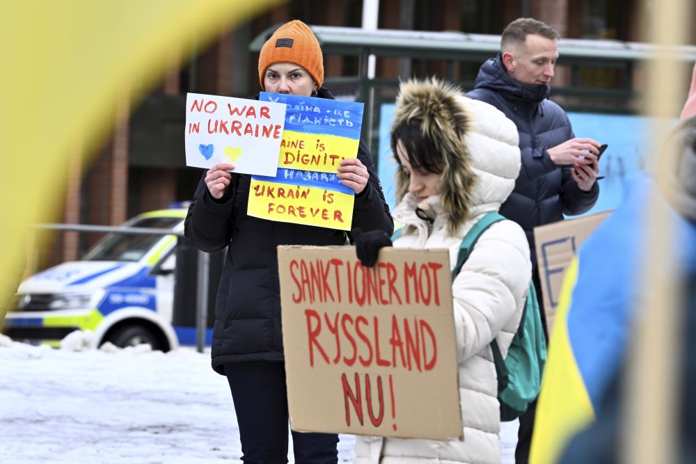 Не малко хора протестират срещу военната операция на Русия в Украйна, пред руското посолство в Рига, Латвия