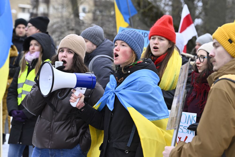 Не малко хора протестират срещу военната операция на Русия в Украйна, пред руското посолство в Рига, Латвия