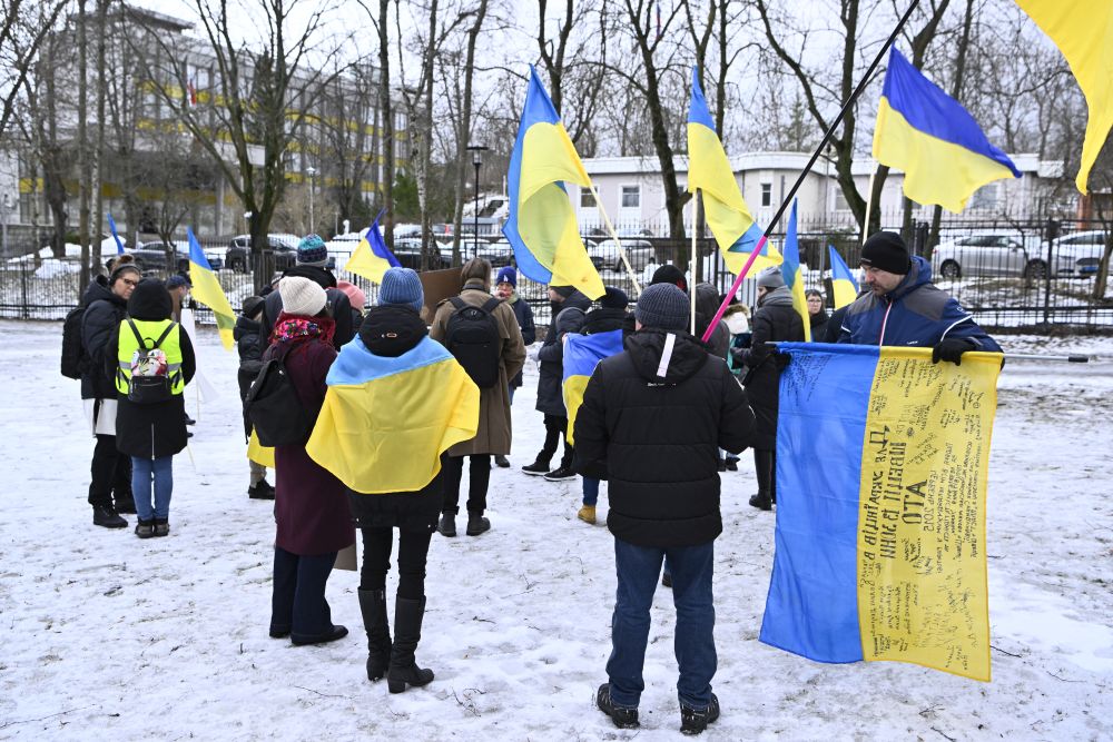 Не малко хора протестират срещу военната операция на Русия в Украйна, пред руското посолство в Рига, Латвия