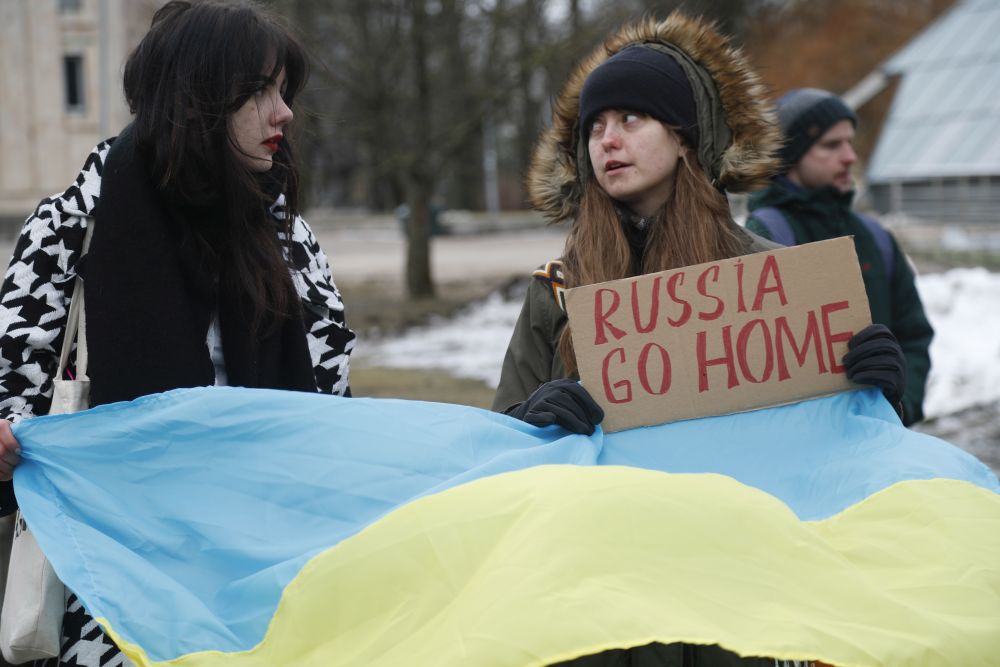 Не малко хора протестират срещу военната операция на Русия в Украйна, пред руското посолство в Рига, Латвия