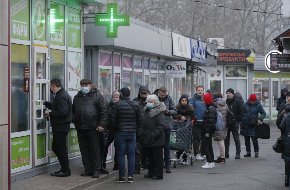 Пред аптеките в Украйна също има много хора