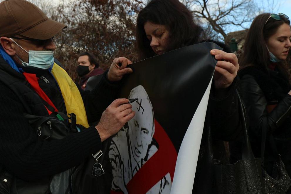 протест пред руското посолство яв България