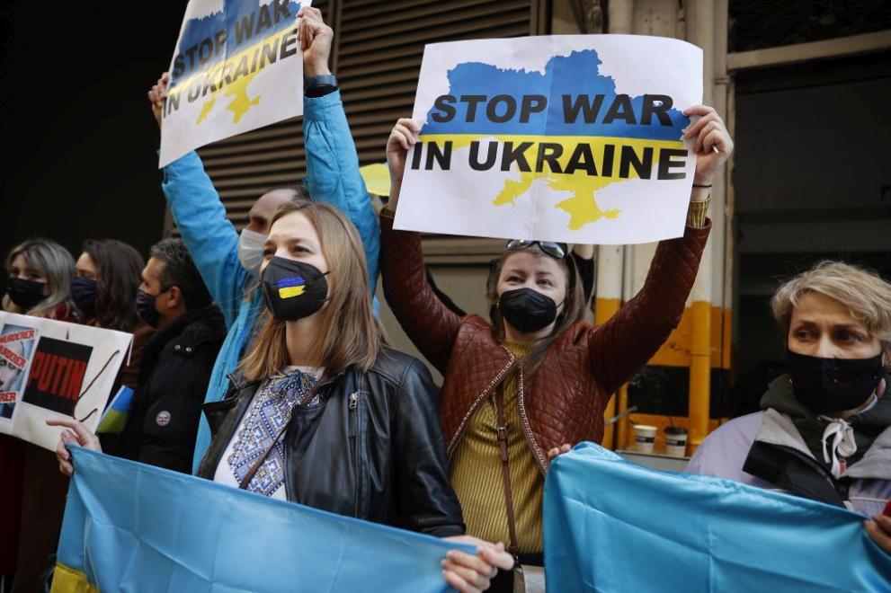 Полицията в Русия е задържала близо 800 души по време