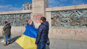 В Бургас пред паметника Альоша в центъра на града протестират украински