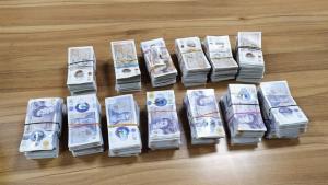Митнически служители откриха недекларирани 100 010 британски паунда под седалка