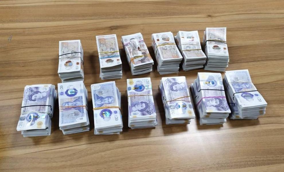 Митнически служители откриха недекларирани 100 010 британски паунда под седалка