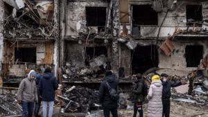 Снаряд удари 9 етажна жилищна сграда в украинския град Буча в