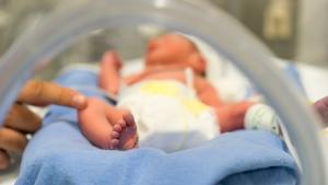 Новородено момиченце намерено на улицата в Айтос бе прието в