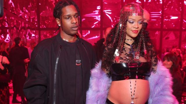 Бременната Риана като съвременна Клеопатра на ревю на Gucci в Милано (СНИМКИ)