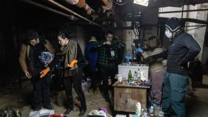 Коктейли се вихрят в бомбоубежищата в Киев Но не такива