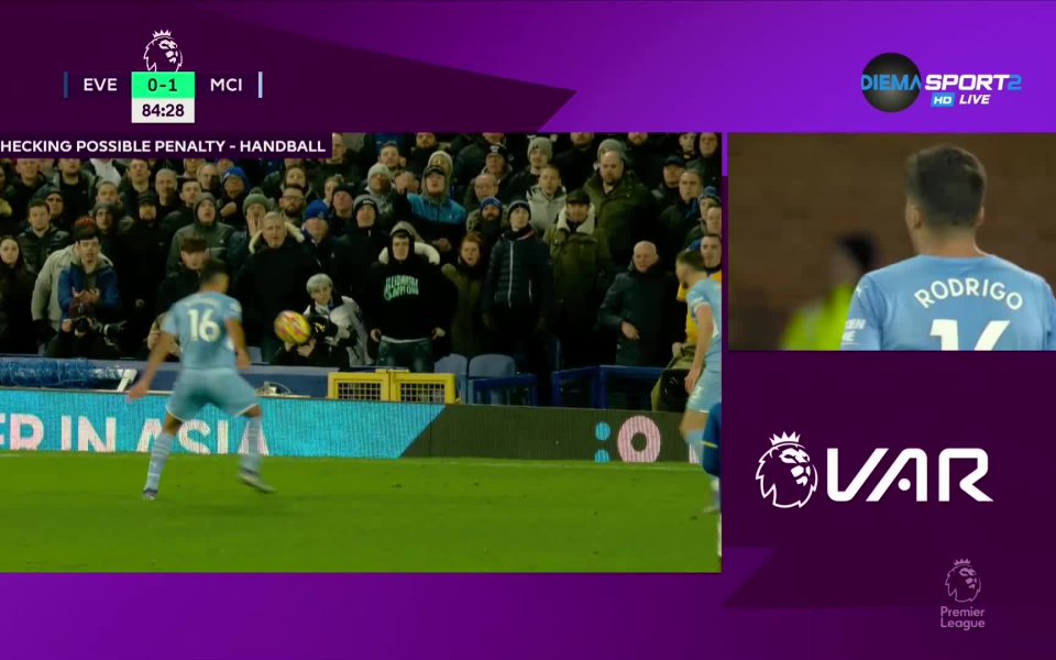 В 85-ата минута Родри от Сити игра с ръка в