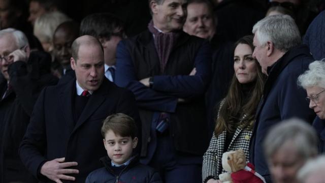 Кейт и Уилям заведоха порасналия принц Джордж на ръгби (СНИМКИ)