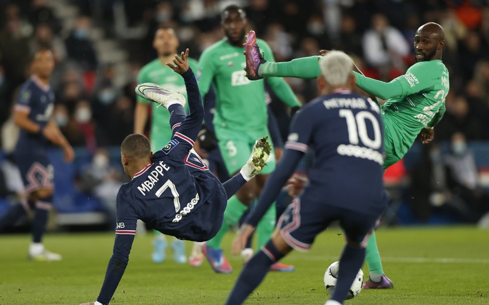 Капитанът на Сент Етиен Махди Камара бе отстранен от отбора