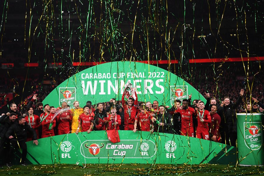 Награждаване на Ливърпул с трофея от Купата на Лигата1