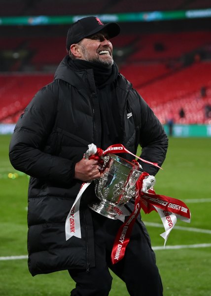 Награждаване на Ливърпул с трофея от Купата на Лигата1