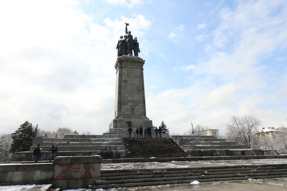 Паметникът беше почистен и върнат в стария му облик