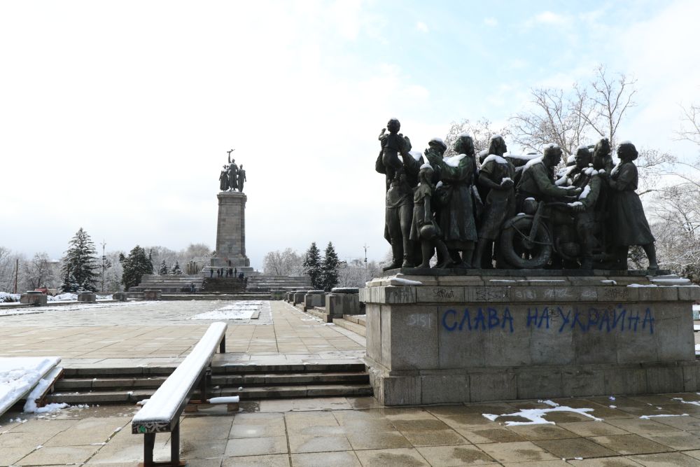 Паметникът бе почистен и върнат в стария му облик